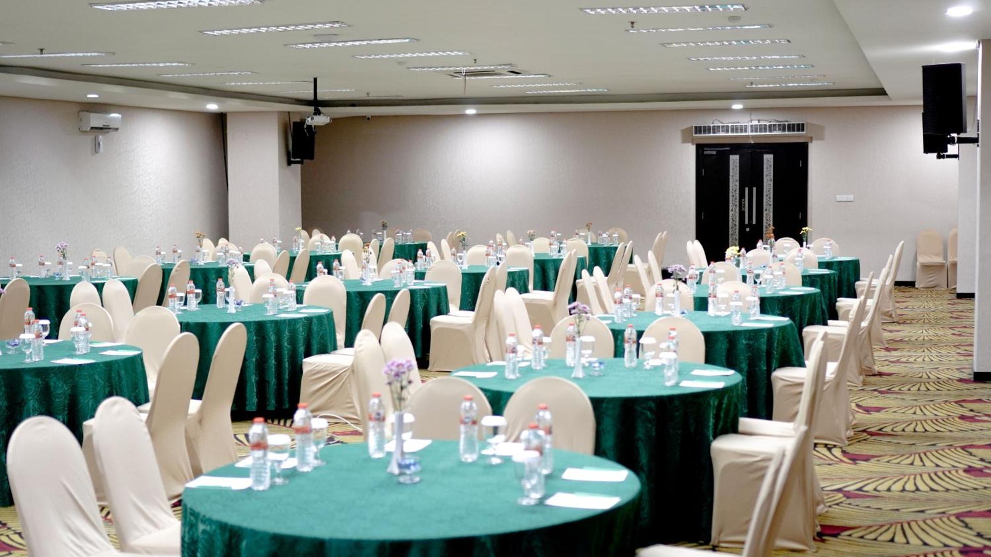 Savana Hotel & Convention Маланг Екстериор снимка